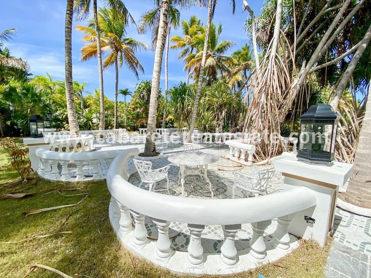 Bar et espace détente dans une luxueuse villa en bord de mer Cabarete République dominicaine