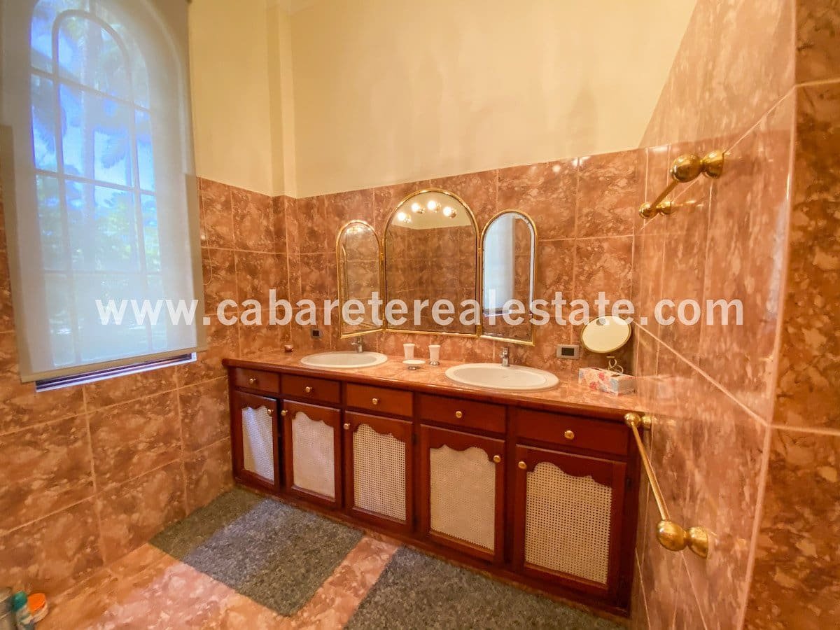 Salle de bain luxueuse et spacieuse dans une villa à deux pas de l'océan Cabarete République Dominicaine