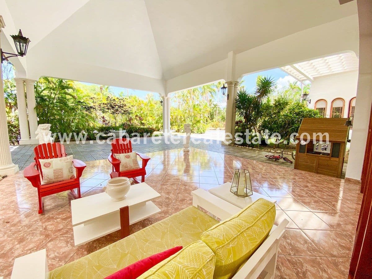 Entrée majestueuse dans une luxueuse villa au bord de l'océan à Cabarete en République dominicaine