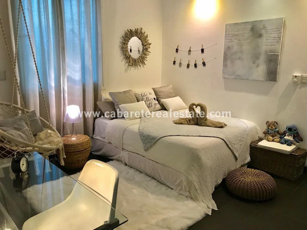 Modernes Schlafzimmer in einer Luxuswohnung in Sosua, Dominikanische Republik