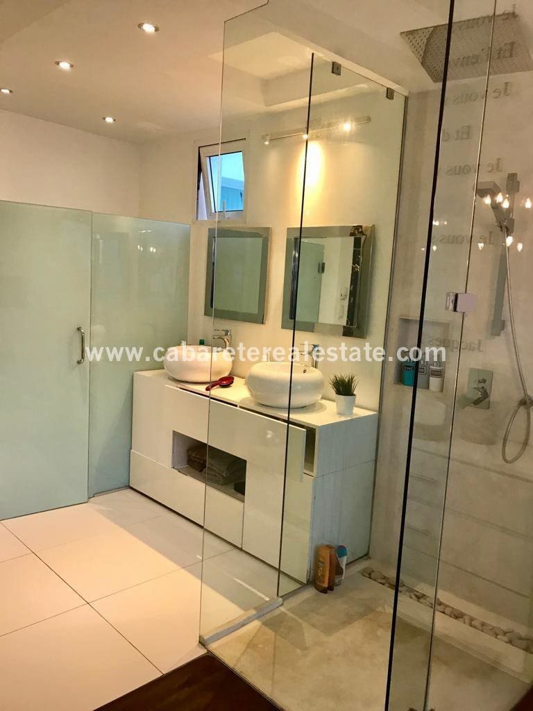 hochwertiges badezimmer in dieser luxuriösen wohnung am strand in sosua