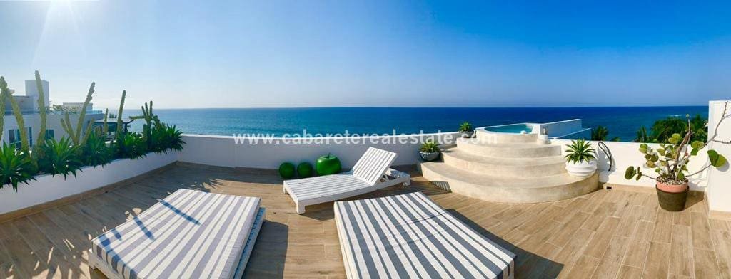 geräumige dachterrasse mit jacuzzi und einem atemberaubenden blick auf den strand und das meer in sosua 1.jpg 1 1