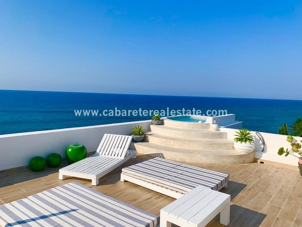 geräumige dachterrasse mit jacuzzi und einem atemberaubenden blick auf den strand und das meer in sosua