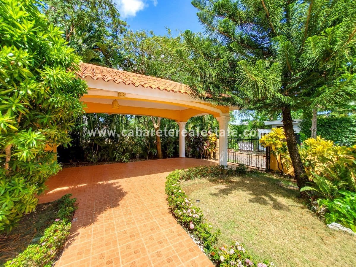 4 Schlafzimmer Villa am Strand in Cabarete Carport Garage 1