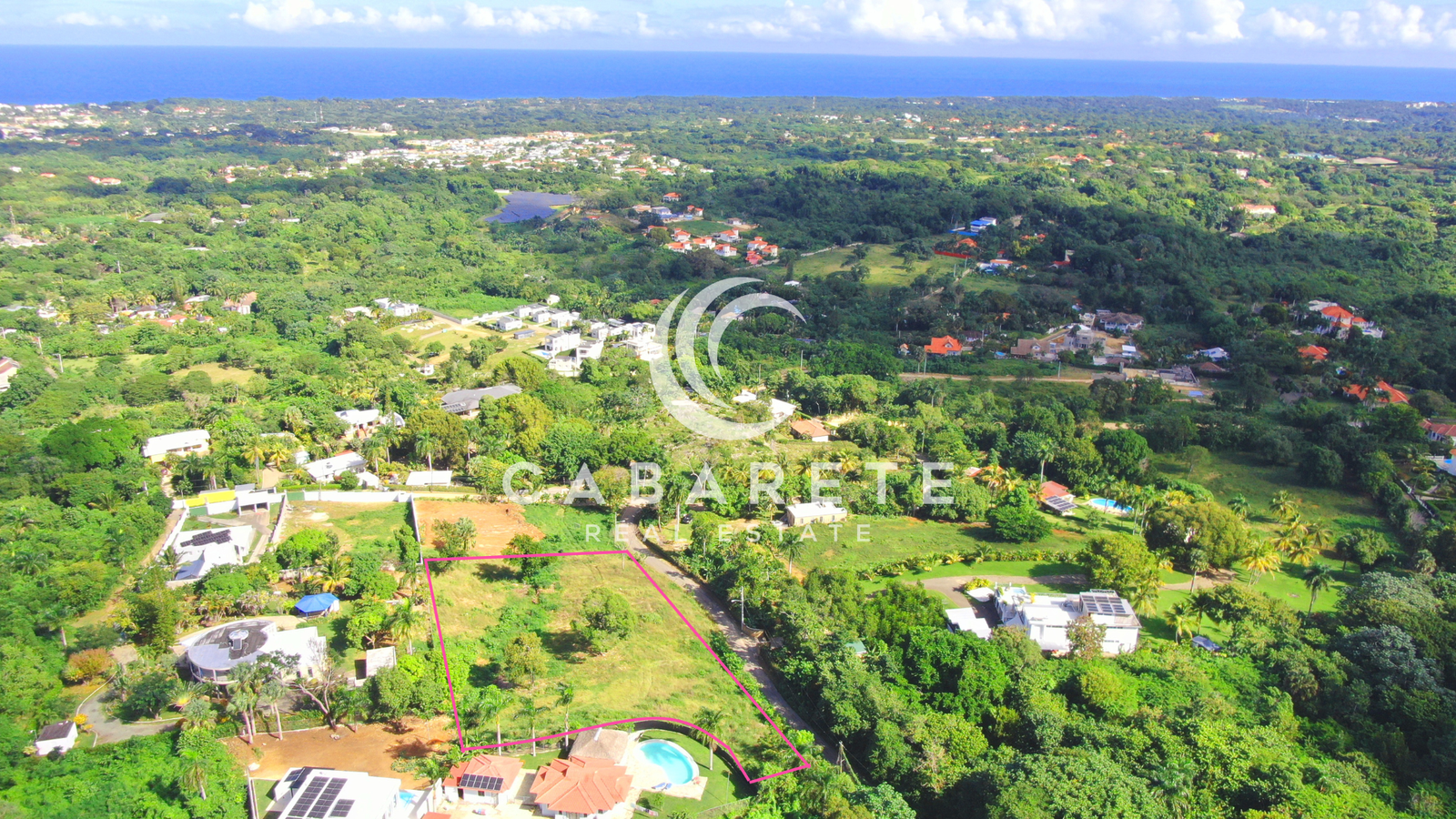 Open lot surrounded by nature, ideal for peaceful mornings and sunset vistas over the sea.