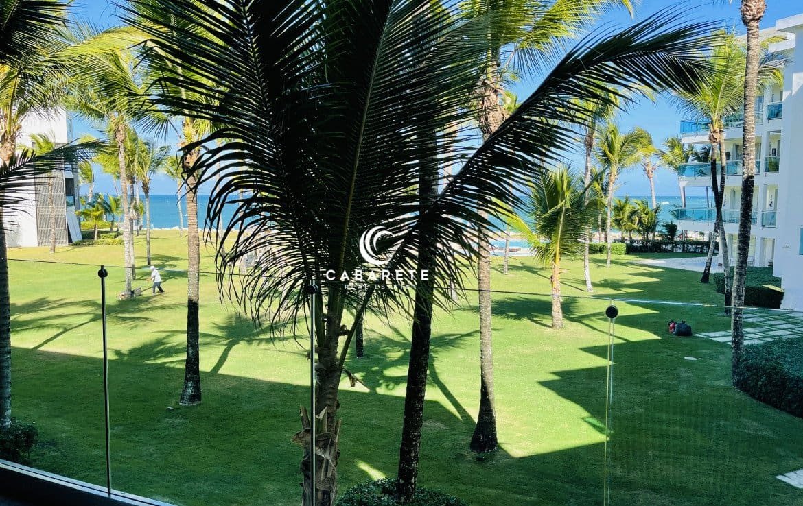 Luxury 3-bedroom villa with beach access and modern amenities