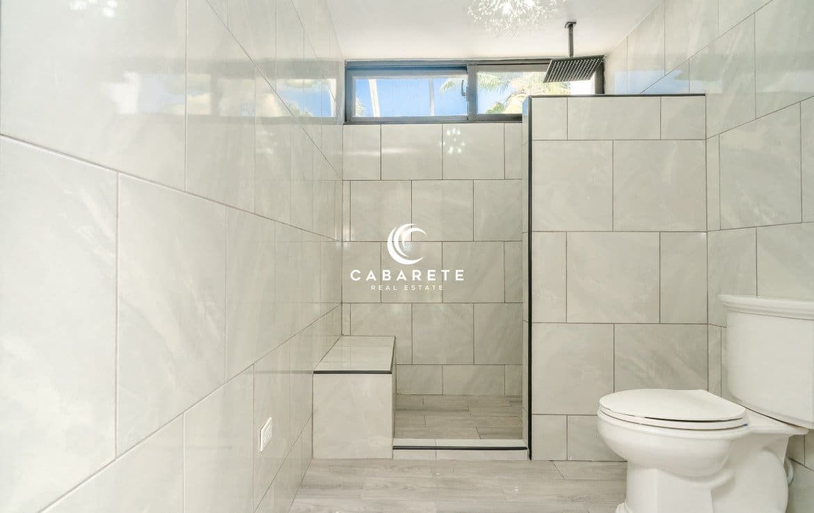Salle de bains moderne dans une maison de 4 chambres en bord de mer à vendre à Cabarete, Puerto Plata, avec des équipements haut de gamme et une vue sur l'océan.