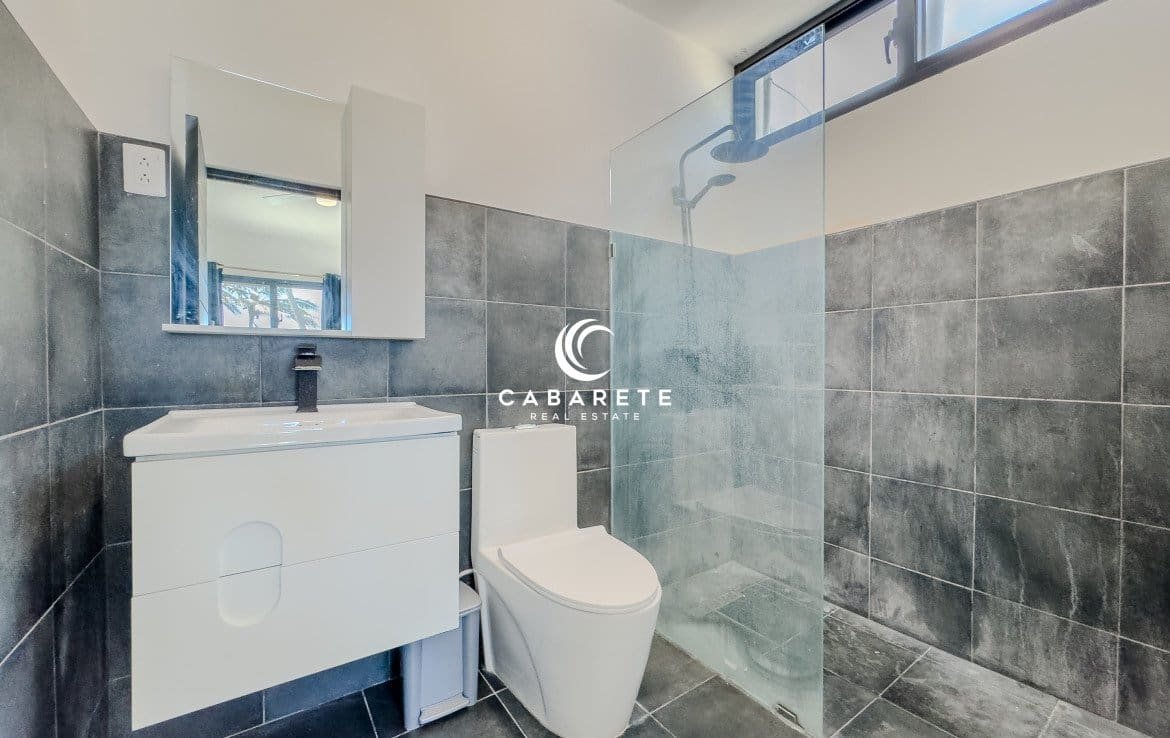 Salle de bain contemporaine dans une maison de 4 chambres à coucher en bord de mer à vendre à Cabarete, Puerto Plata, avec des équipements haut de gamme et une vue sur l'océan.