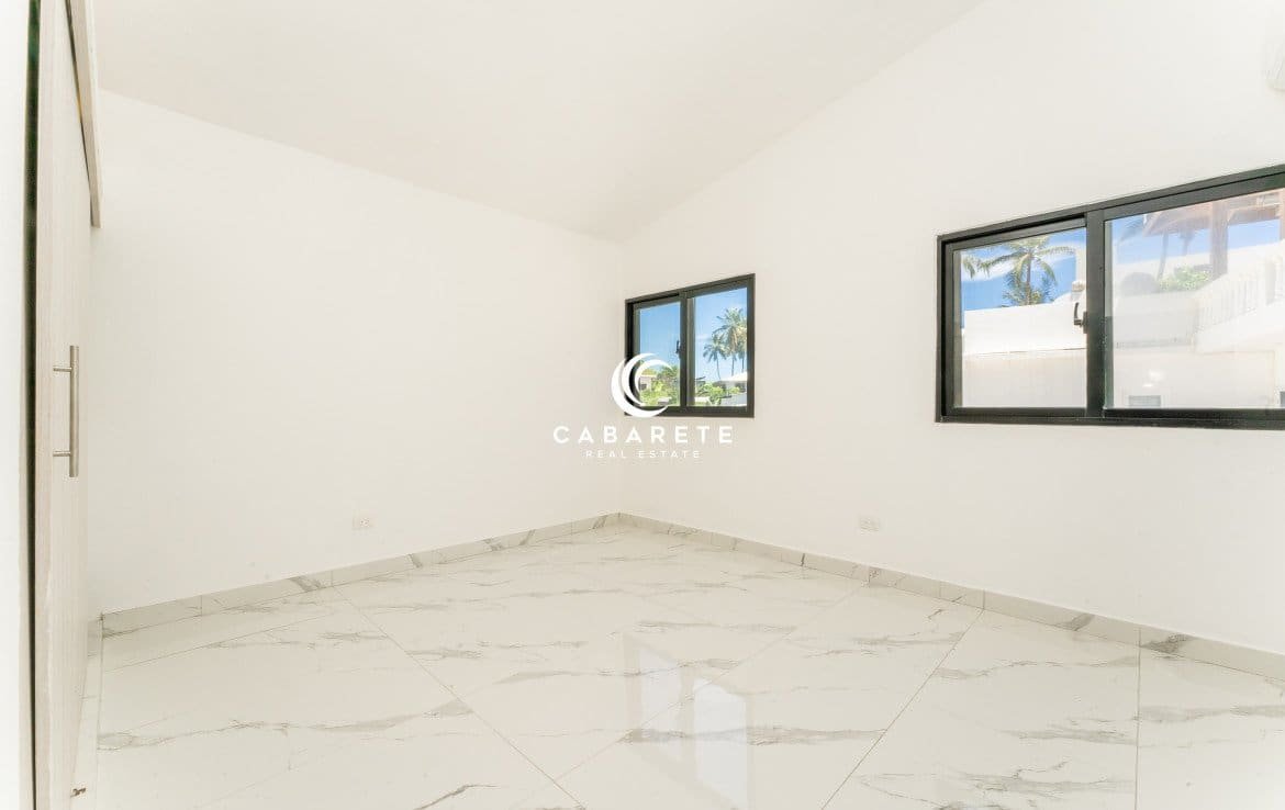 Chambre moderne dans une maison de 4 chambres en bord de mer à vendre à Cabarete, Puerto Plata, offrant de belles vues sur l'océan et un décor sophistiqué.