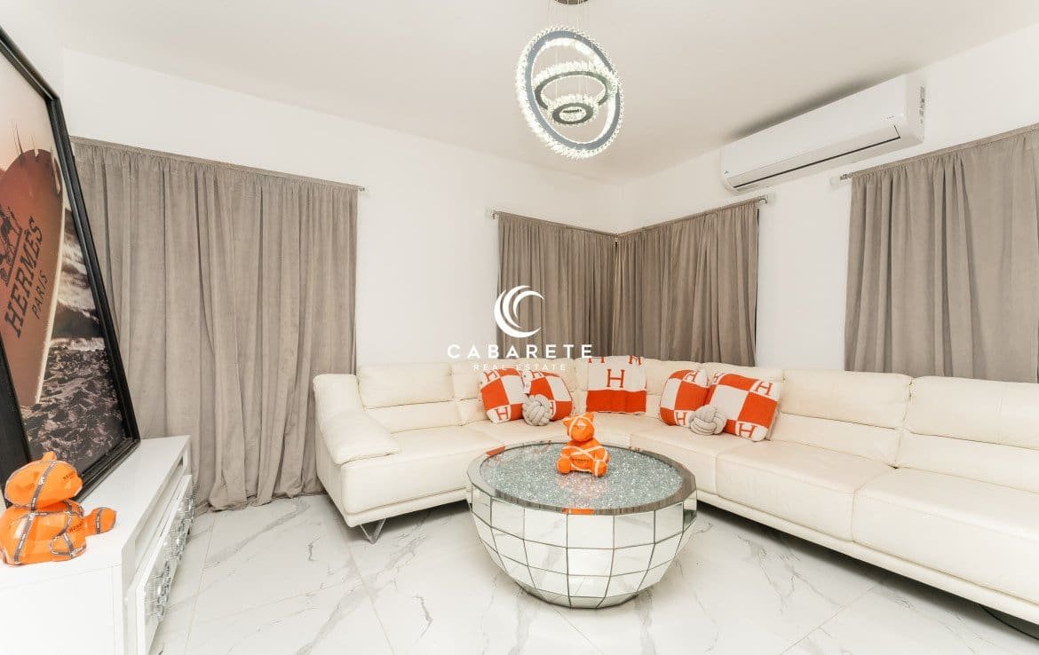 Salon moderne à vendre à Cabarete, Puerto Plata, avec de grandes baies vitrées et une vue imprenable sur l'océan.