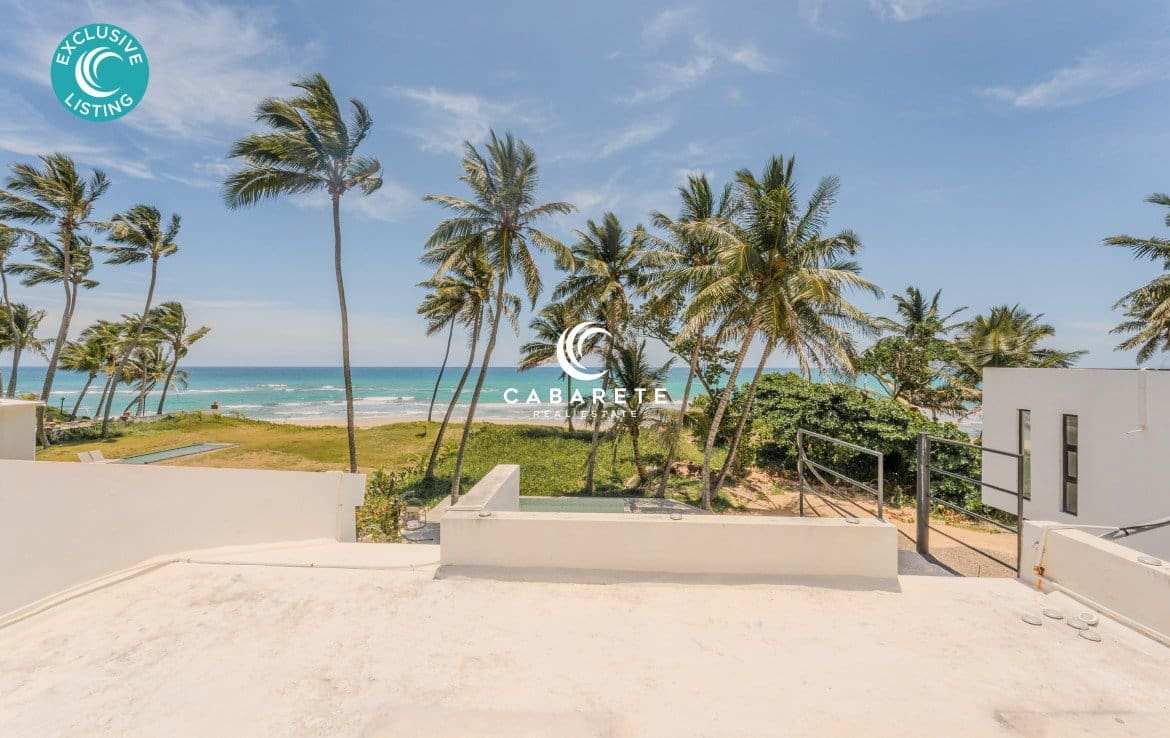Zone privée en bord de mer dans une maison de 4 chambres à vendre à Cabarete, Puerto Plata, avec accès direct au sable et vue sur l'océan.