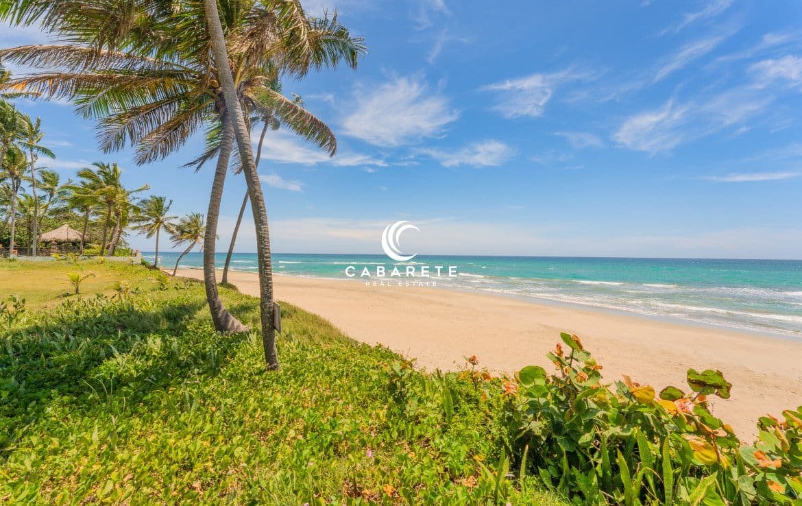 Maison de luxe en bord de mer à vendre à Cabarete, Puerto Plata, avec vue imprenable sur l'océan et accès direct à la plage.
