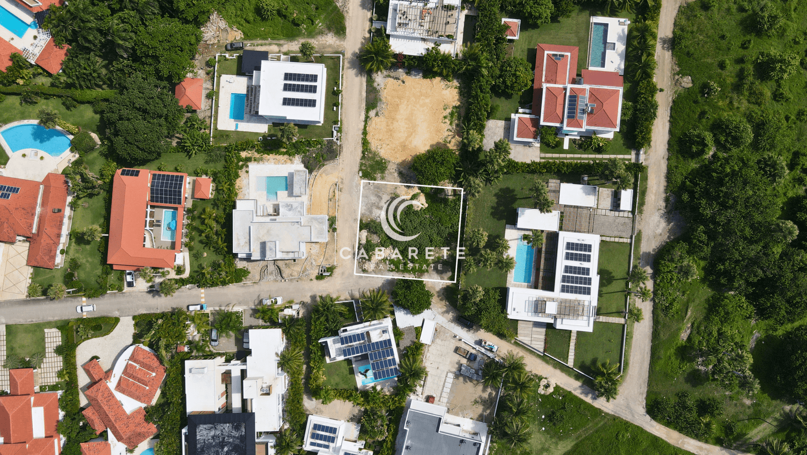 Vista aérea de la casa próxima al océano