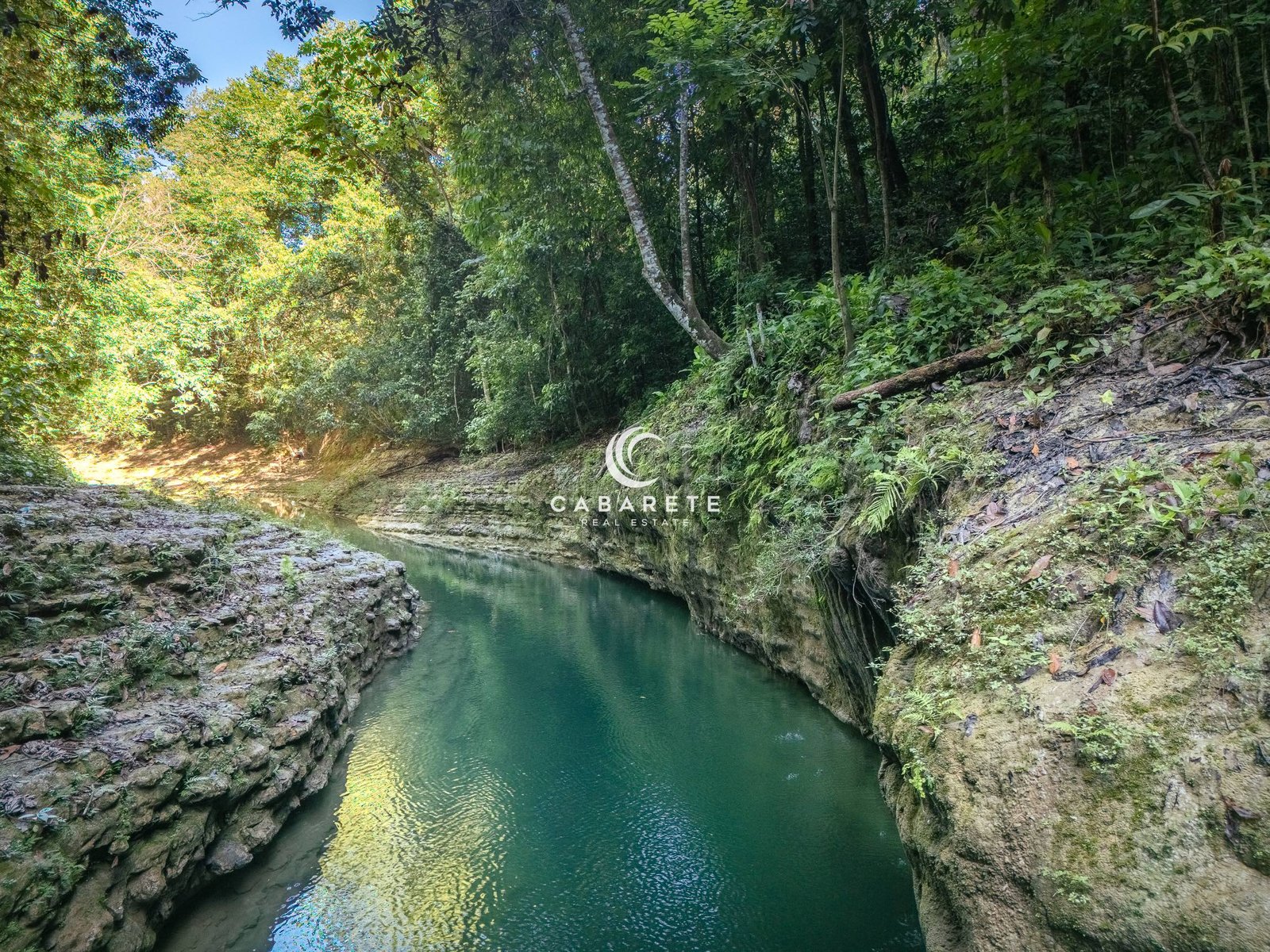 Kristallklarer Fluss in Jamao al Norte, Dominikanische Republik