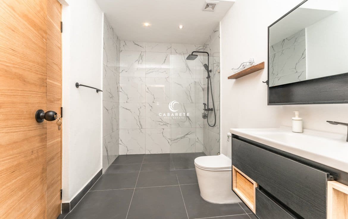 Salle de bain moderne avec douche à l'italienne à Cabarete