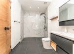 Salle de bain moderne avec douche à l'italienne à Cabarete