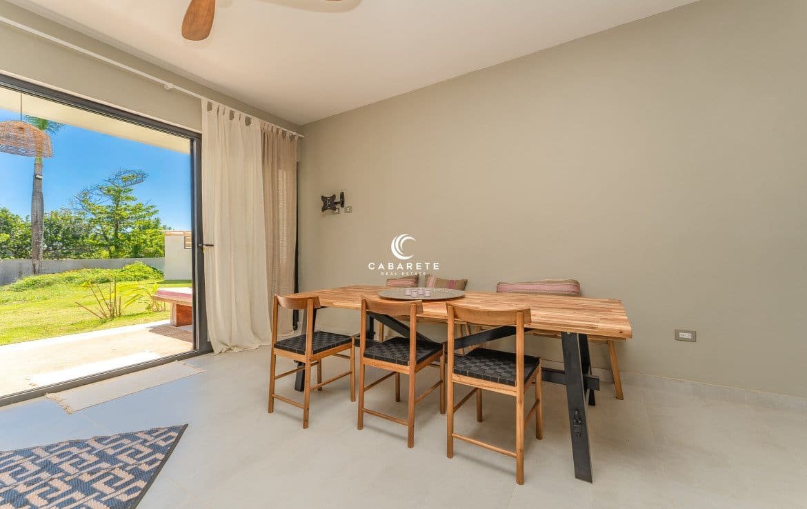 Spacious Dining Area in Encuentro Studio