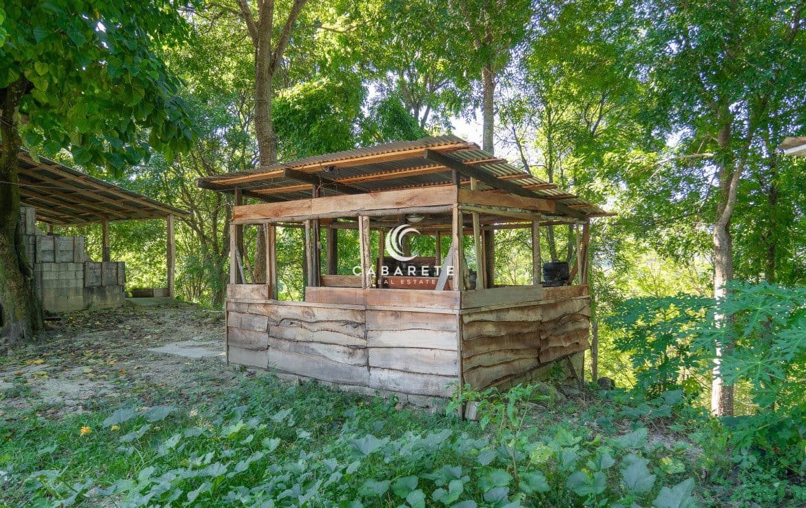 Un belvédère rustique en bois niché au milieu d'une végétation luxuriante à Jamao Al Norte, en République dominicaine.