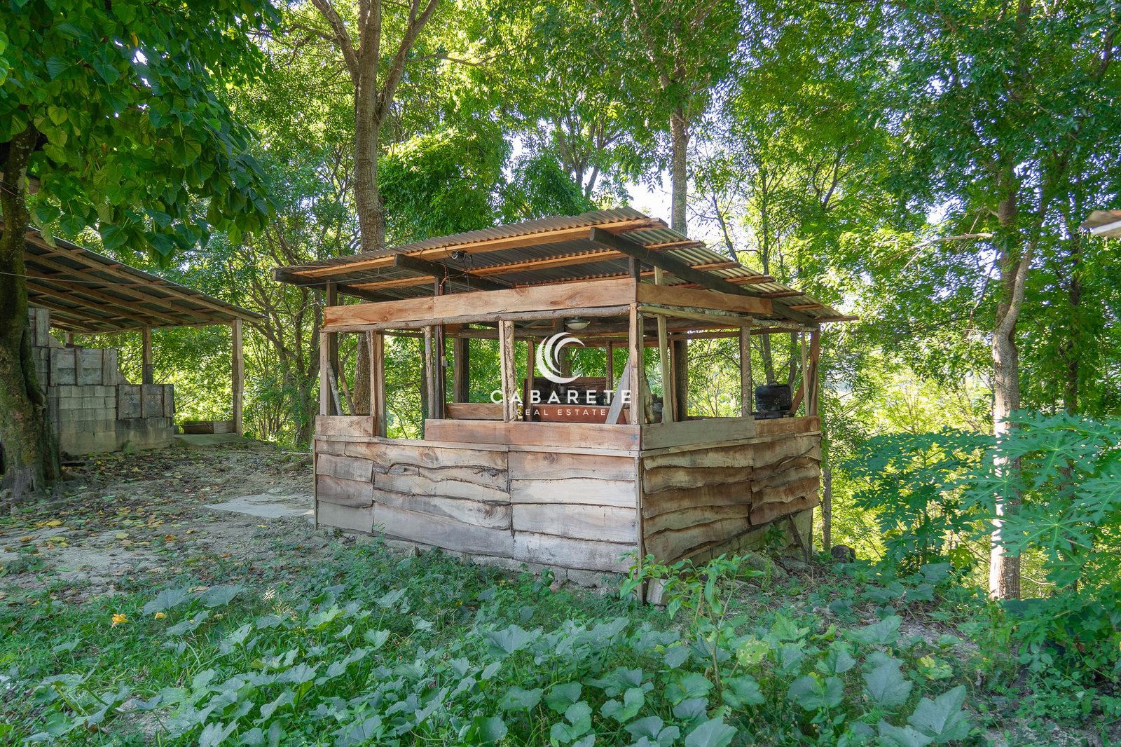 Ein rustikaler Holzpavillon inmitten von üppigem Grün in Jamao Al Norte, Dominikanische Republik.