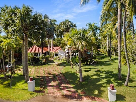 Coastal Villa: Luxury Living Tropical Entrance