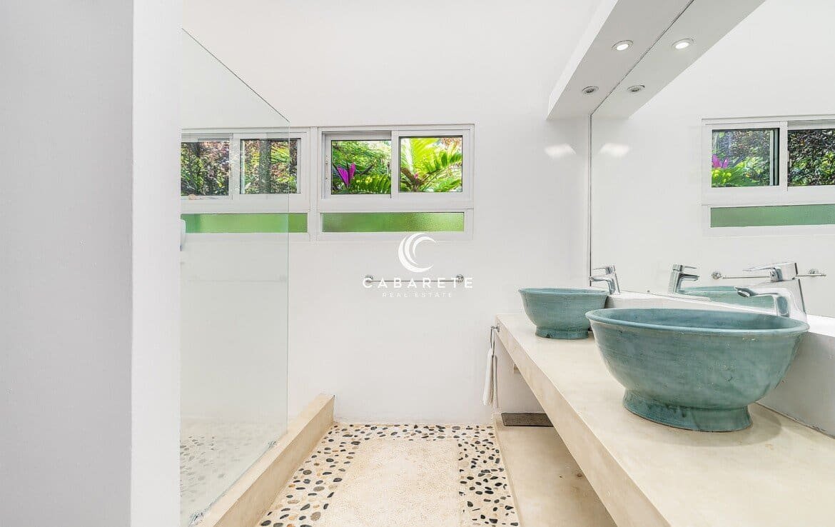 Coastal Villa: Luxury Living Bathroom 3