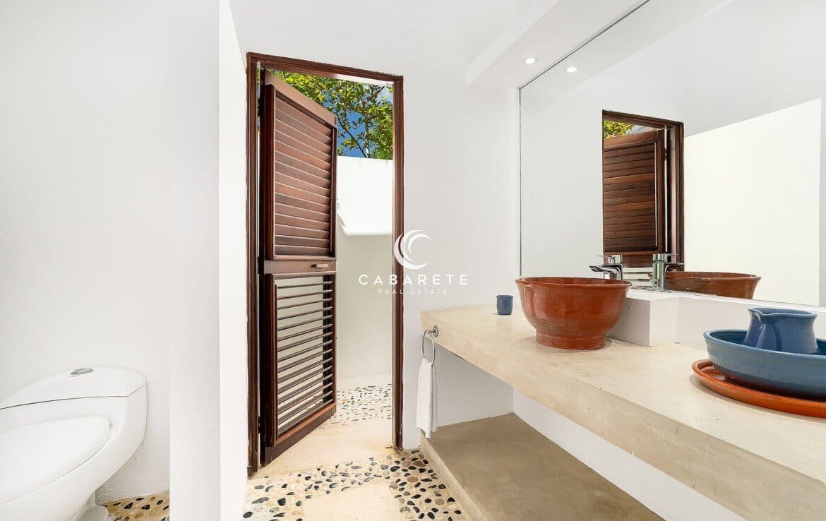 Coastal Villa: Luxury Living Bathroom 1