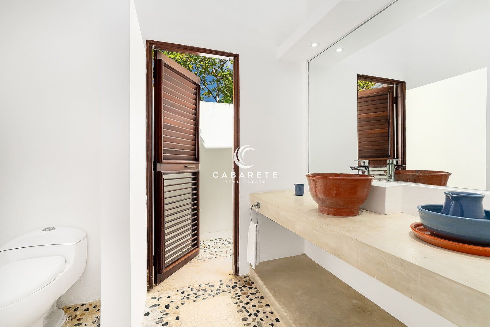 Coastal Villa: Luxury Living Bathroom 1