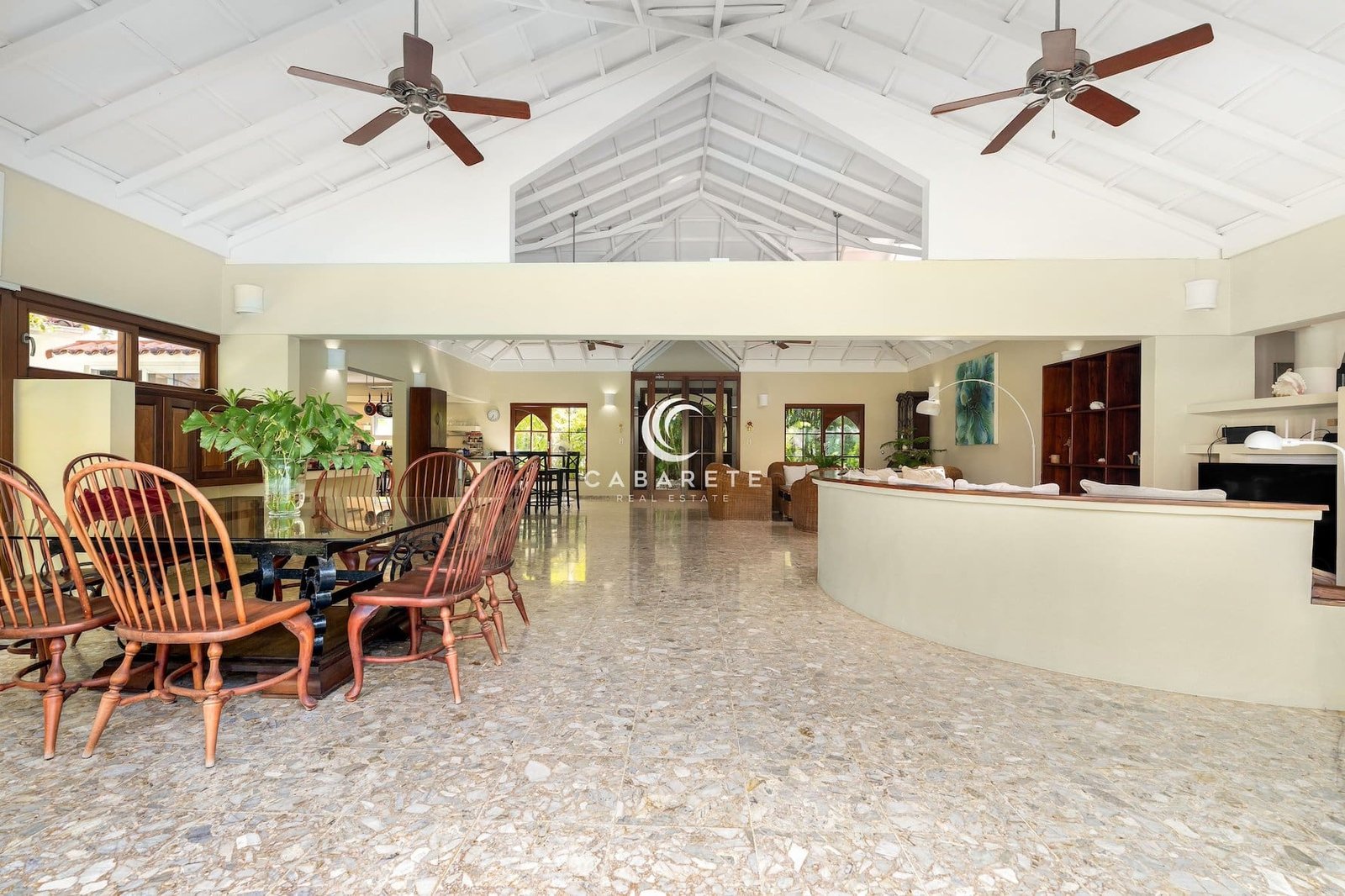 Coastal Villa: Luxury Living and Spacious Living Area