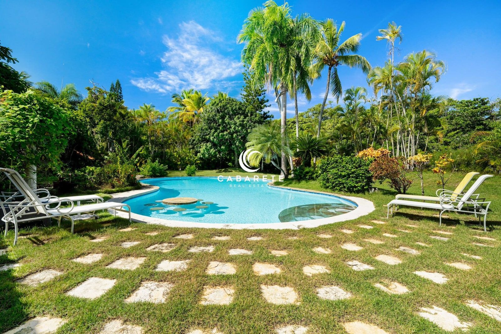 Coastal Villa: Luxury Living Garden with Pool