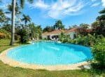 Coastal Villa: Luxury Living Pool