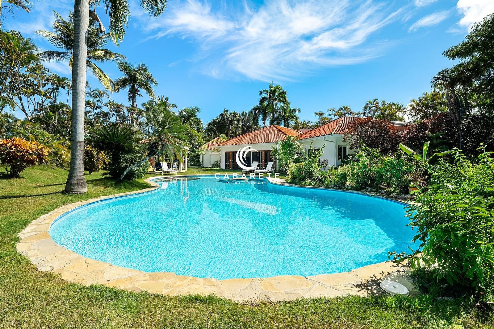 Coastal Villa: Luxury Living Pool