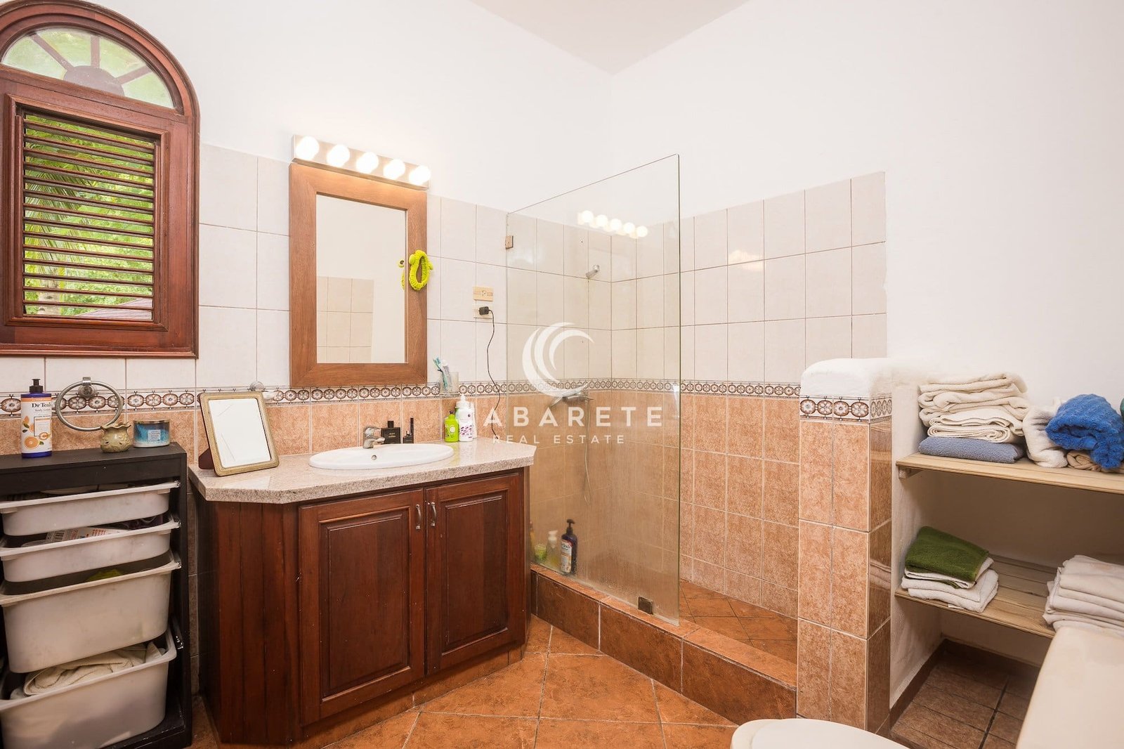 Spacious Perla Marina Villa Bathroom 1