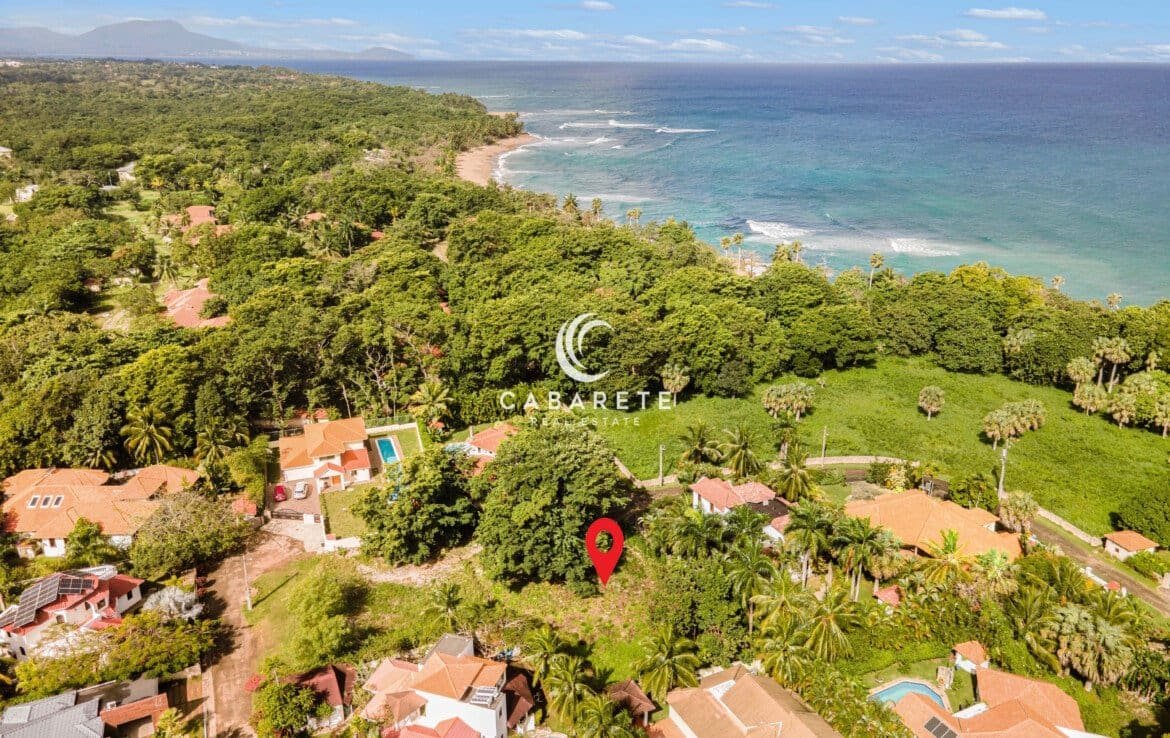 Prime Land for Sale in Perla Marina, Dominican Republic – A tropical lot with lush greenery, ideal for building a luxury home in a gated beachfront community.