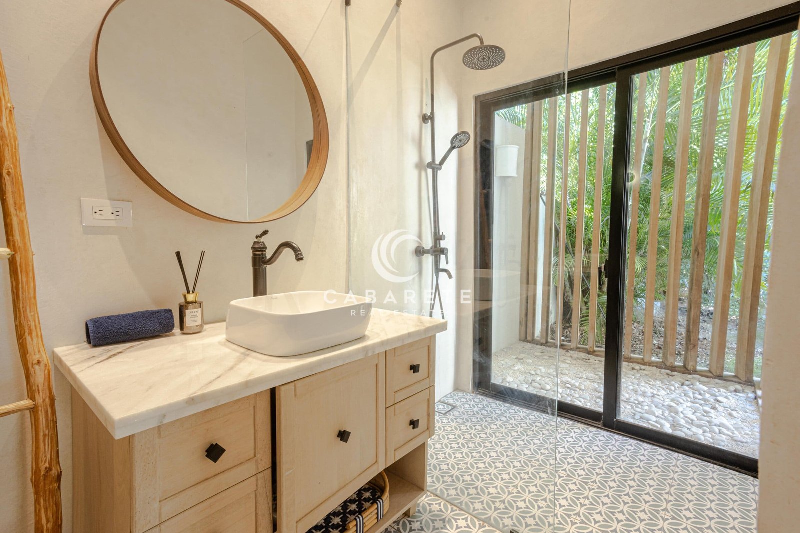 Guest bathroom1