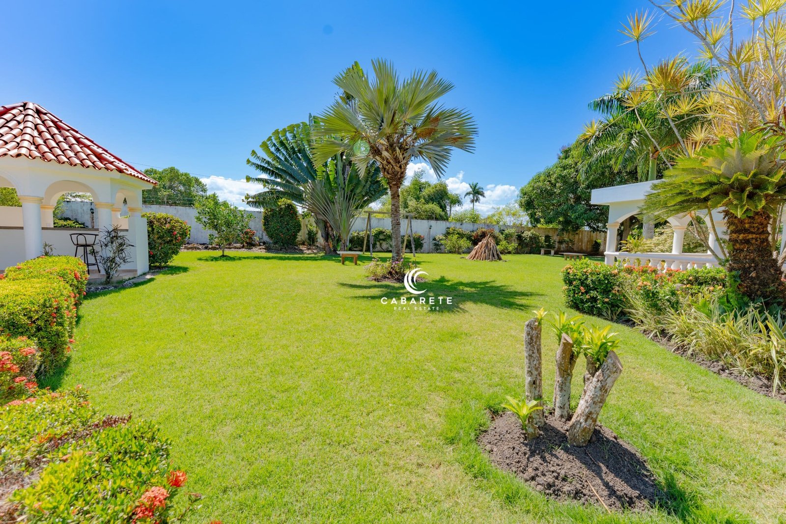 Just 20 minutes from Puerto Plata International Airport for easy access. #CloseToAirport #TravelConvenience #CabareteVilla