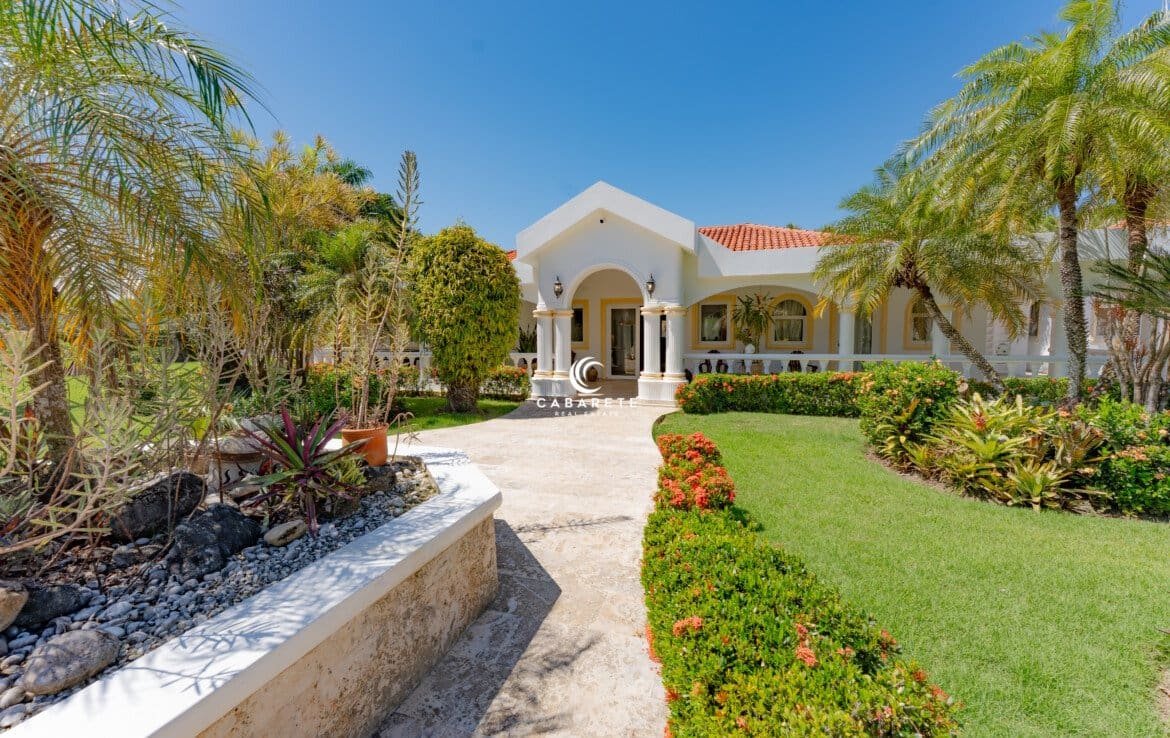 Build your dream villa on this exclusive plot near Cabarete’s vibrant beach scene. #BeachsideLiving #CabareteLand #InvestmentOpportunity