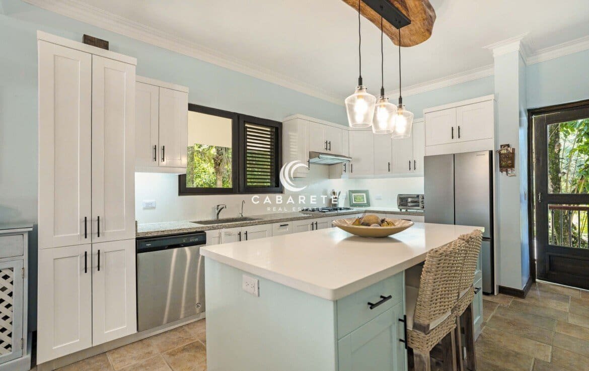 Beachfront 3-bedroom Apartment Kitchen