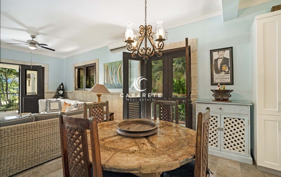 Beachfront 3-bedroom Apartment Dinning Room