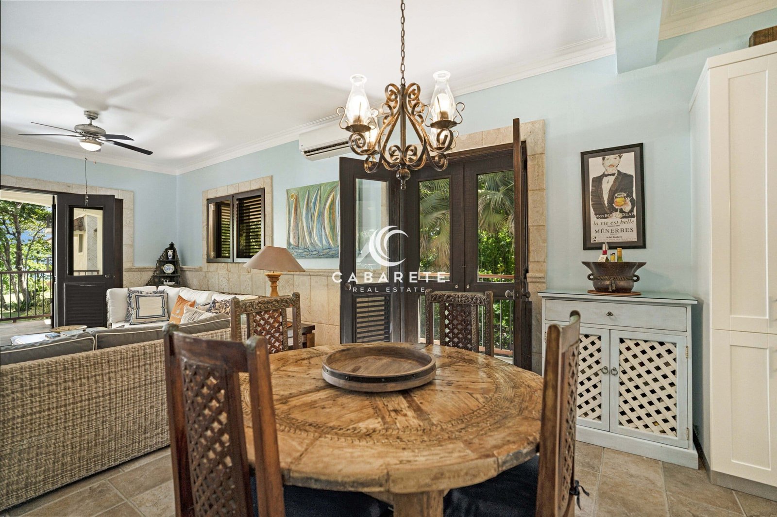 Beachfront 3-bedroom Apartment Dinning Room