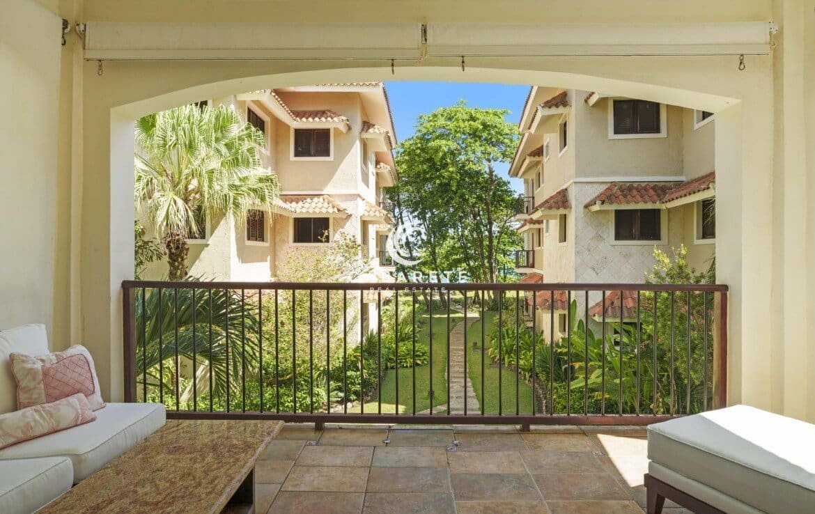 Beachfront 3-bedroom Apartment Terrace 1