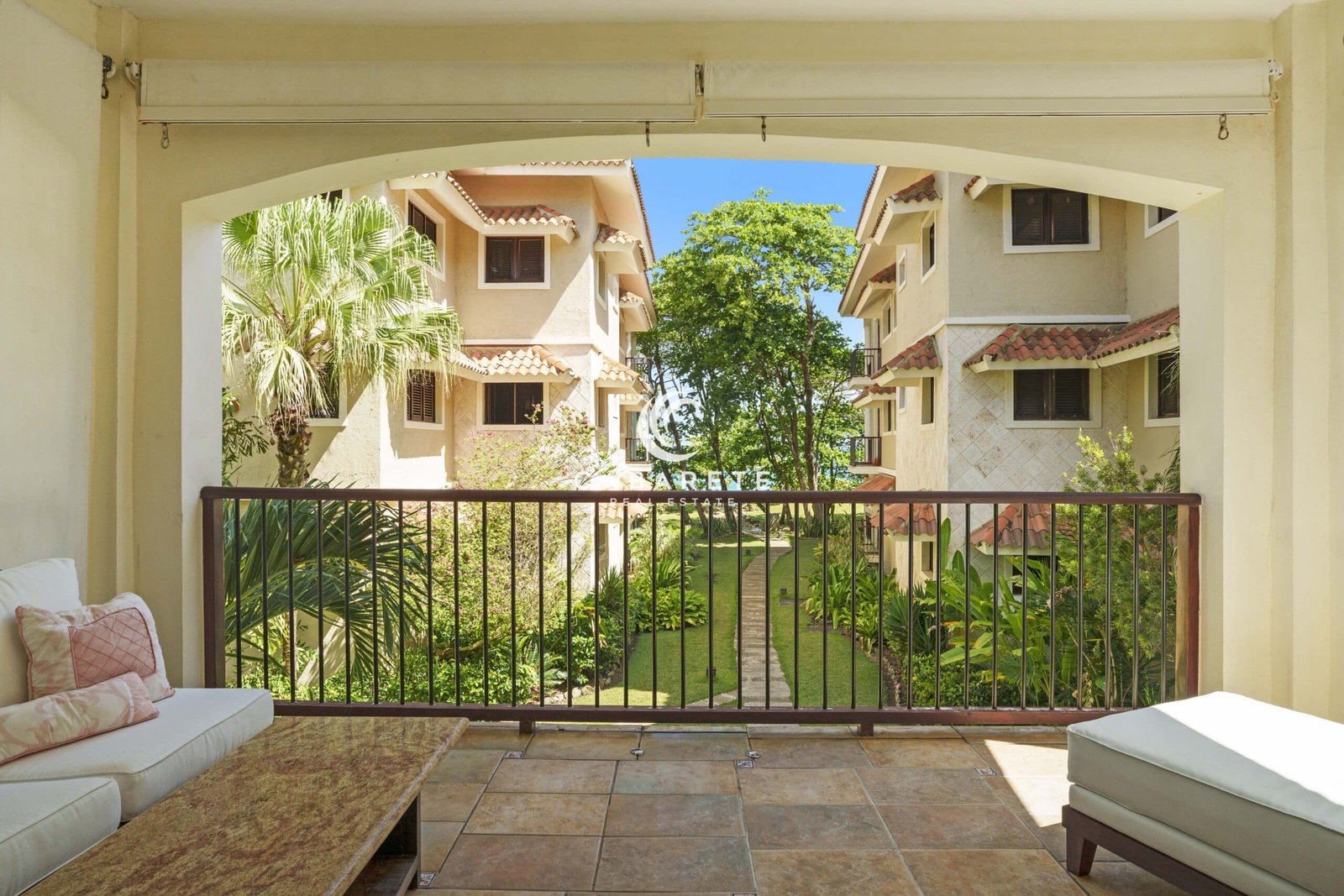 Beachfront 3-bedroom Apartment Terrace 1