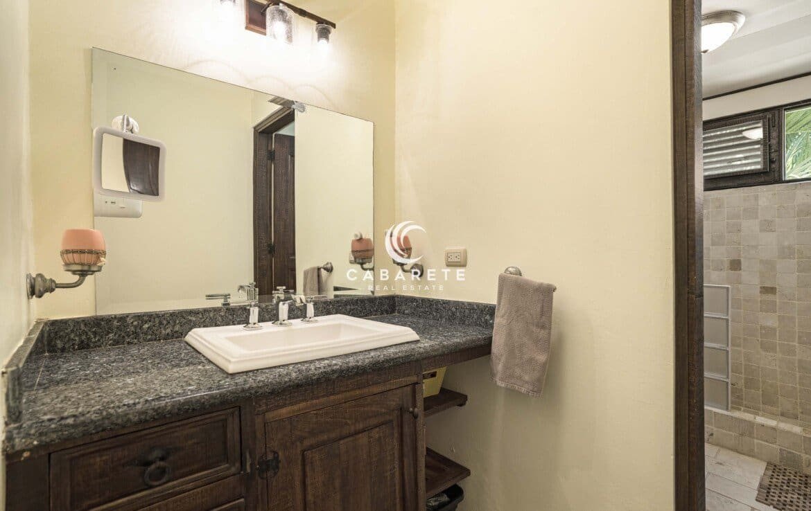 Beachfront 3-bedroom Apartment Bathroom 2
