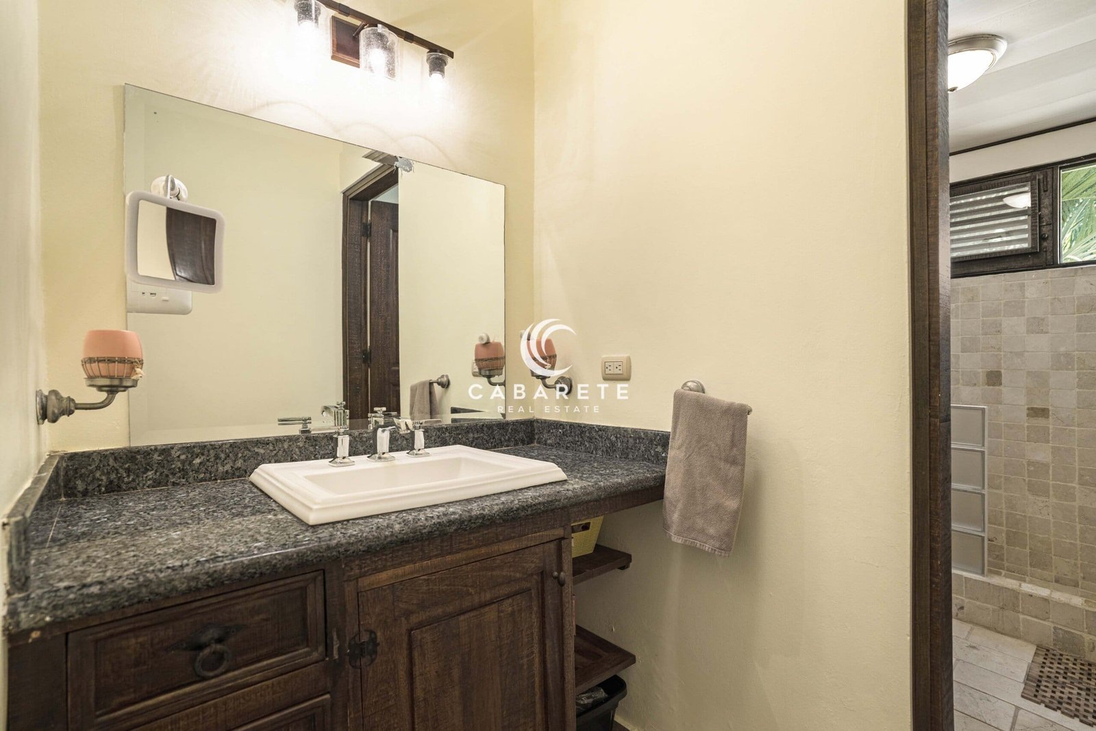 Beachfront 3-bedroom Apartment Bathroom 2