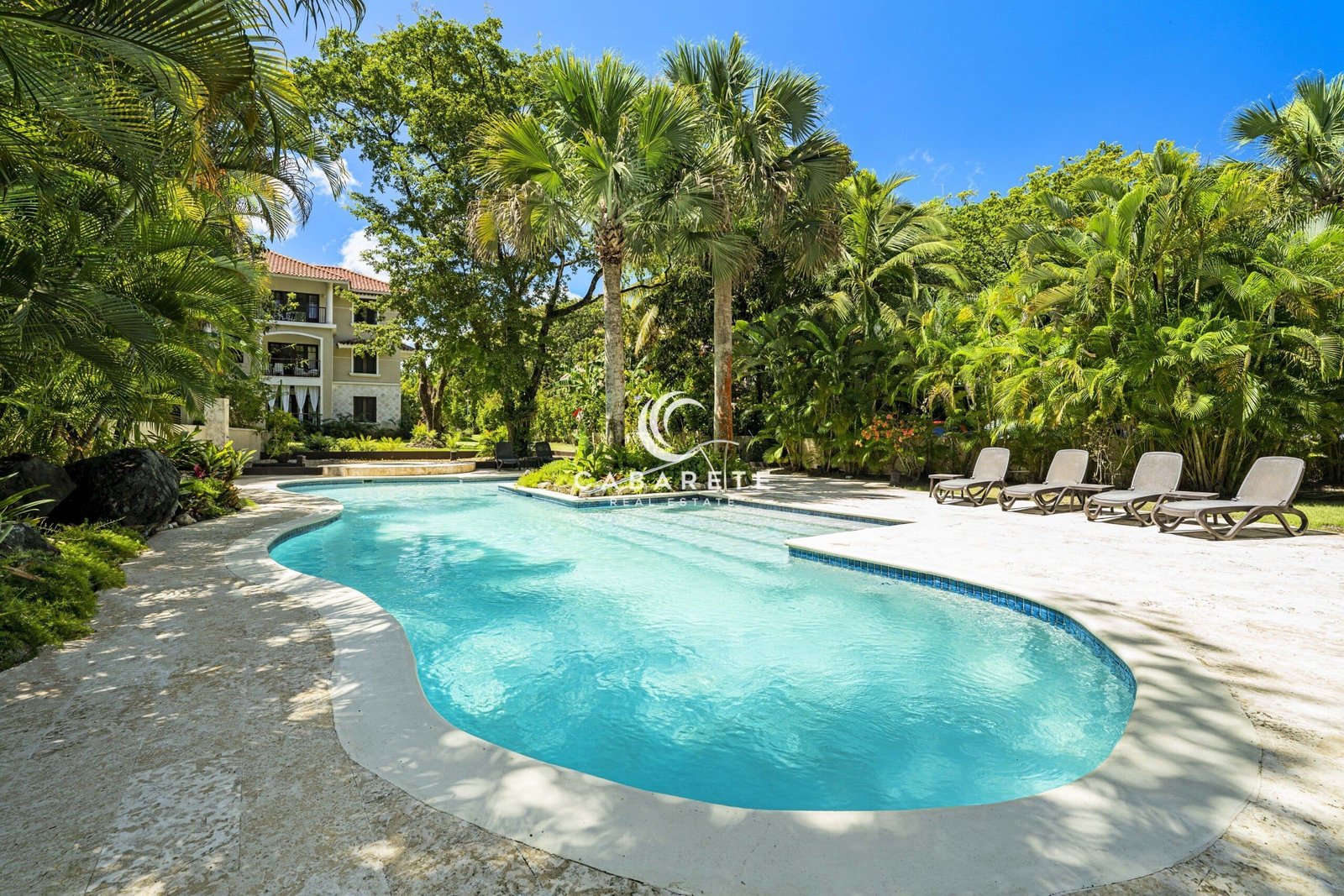 Beachfront 3-bedroom Apartment Pool