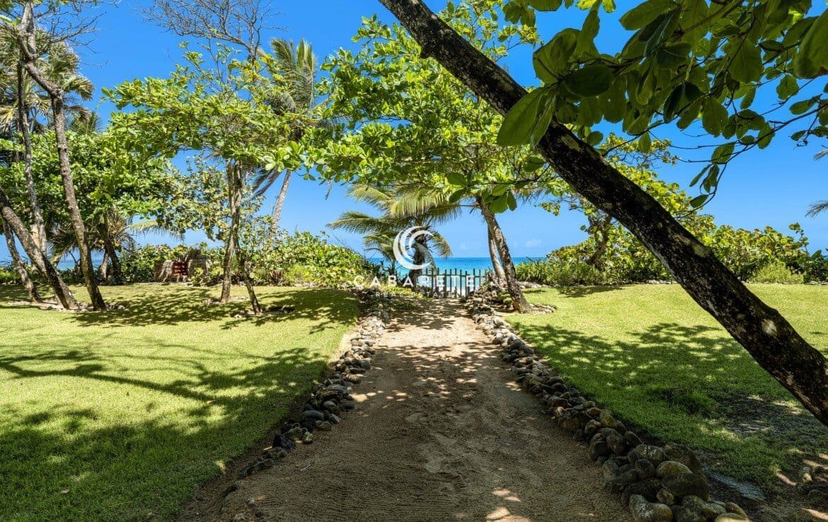 Beachfront 3-bedroom Apartment Garden