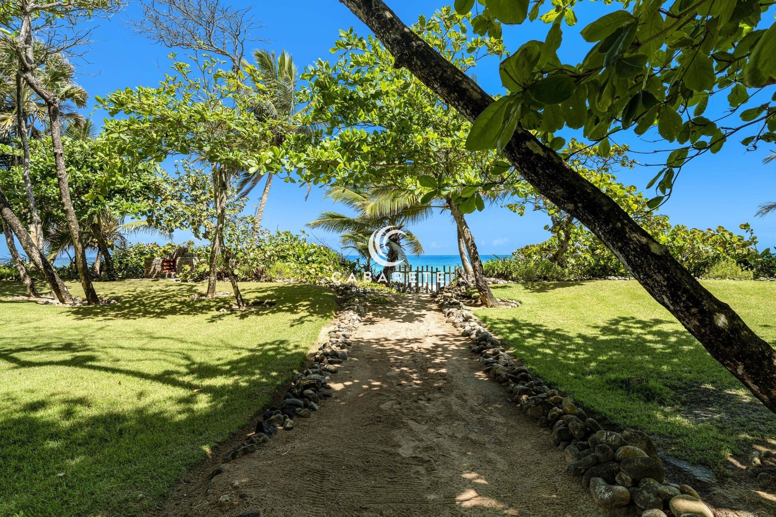 Beachfront 3-bedroom Apartment Garden