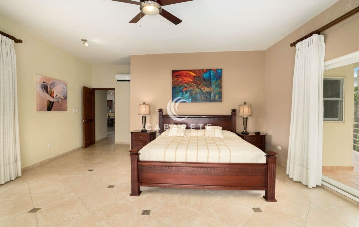 Ideally Located Beachfront Apartment