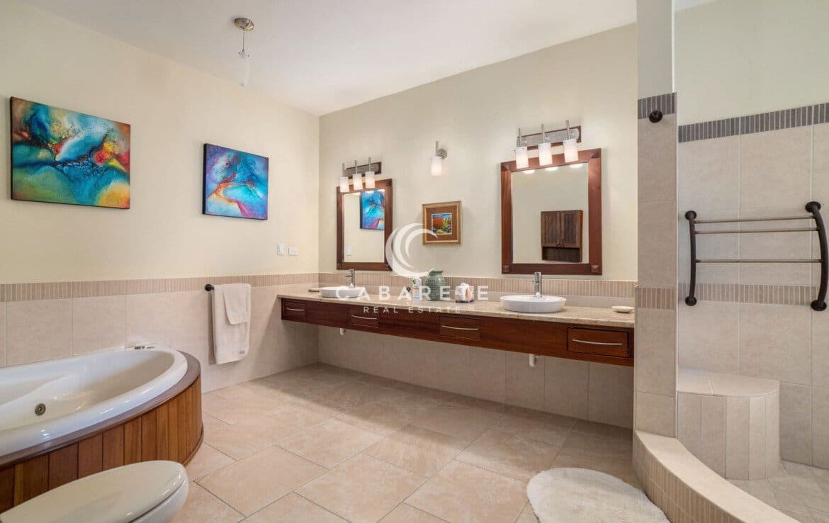 Ideally Located Beachfront Apartment