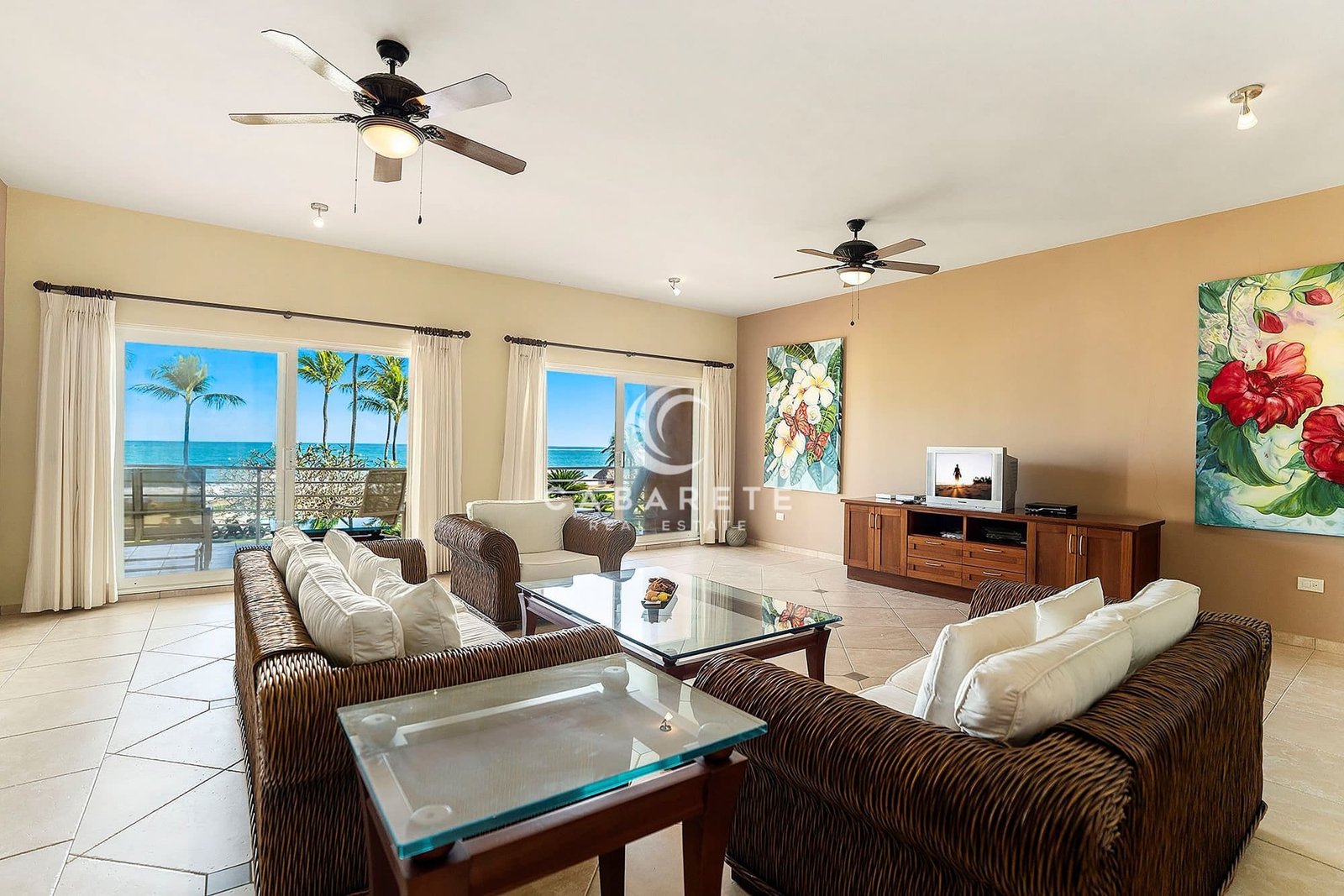 Ideally Located Beachfront Apartment