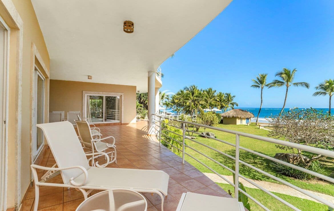 Ideally Located Beachfront Apartment